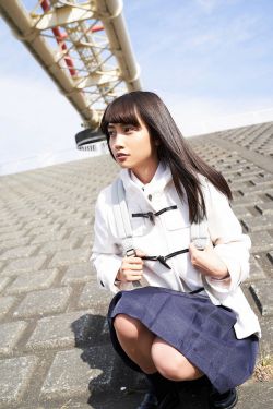 美女脱裤衩扒开尿口给男子摸